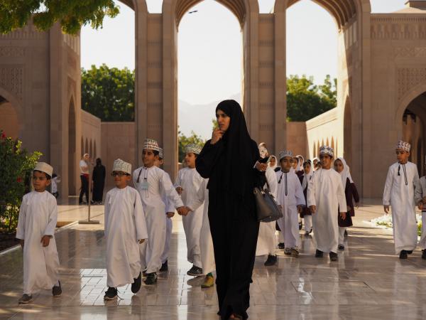 Kinder besuchen die Moschee
