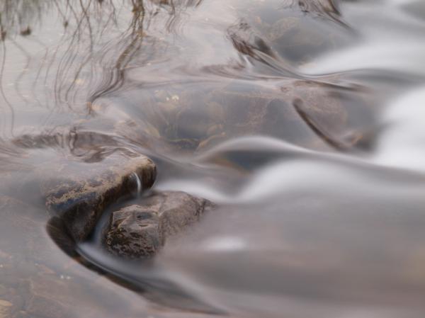 Belangloser Stein in belanglosem Fluss
