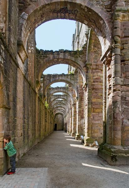 Auch in alten Abbeys lässt sich vortrefflich Versteck spielen