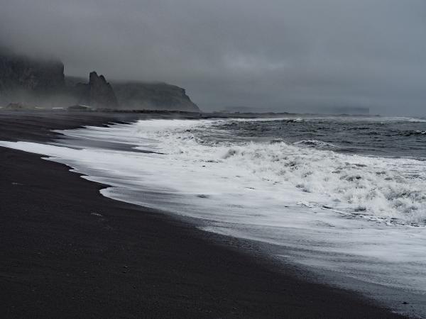 Traumhaftes Island - Vik mit schwarzem Lavasandstrand
