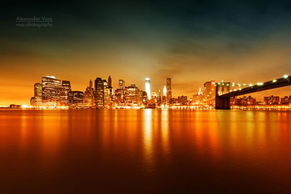 New York Skyline bei Nacht: Manhattan und Brooklyn Bridge