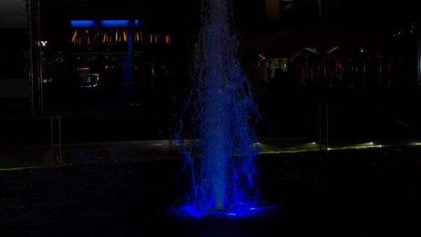 Brunnen bei Nacht