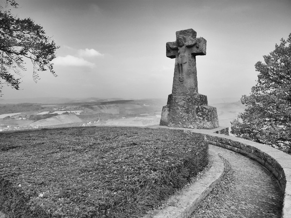Kastel-Staadt - Klause - Ehrenfriedhof - Mahnmal