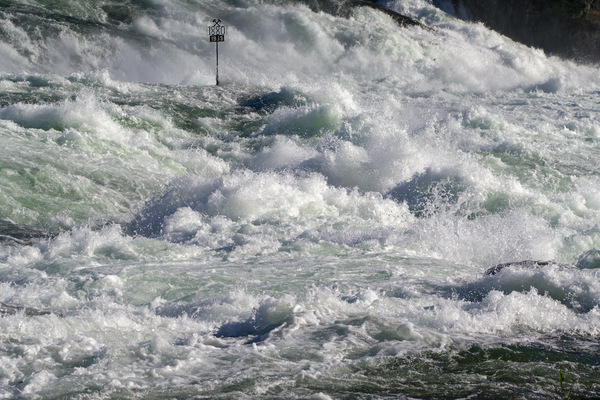 Hochwasser am Rheinfall bei Schaffhausen (CH)