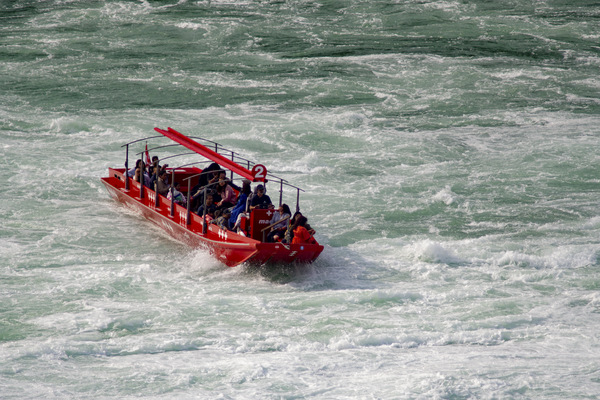 Hochwasser am Rheinfall bei Schaffhausen (CH)