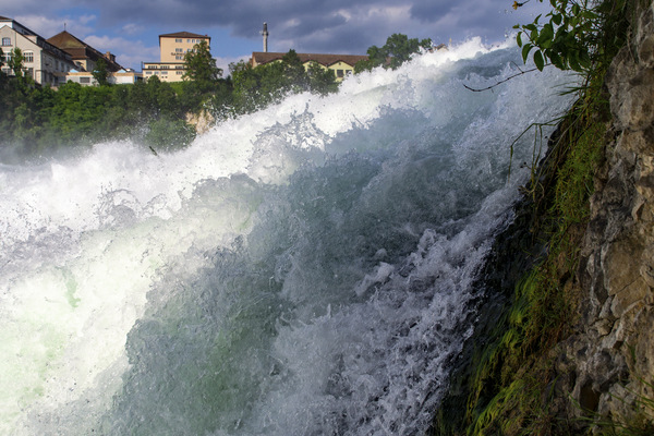 Hochwasser am Rheinfall bei Schaffhausen (CH)
