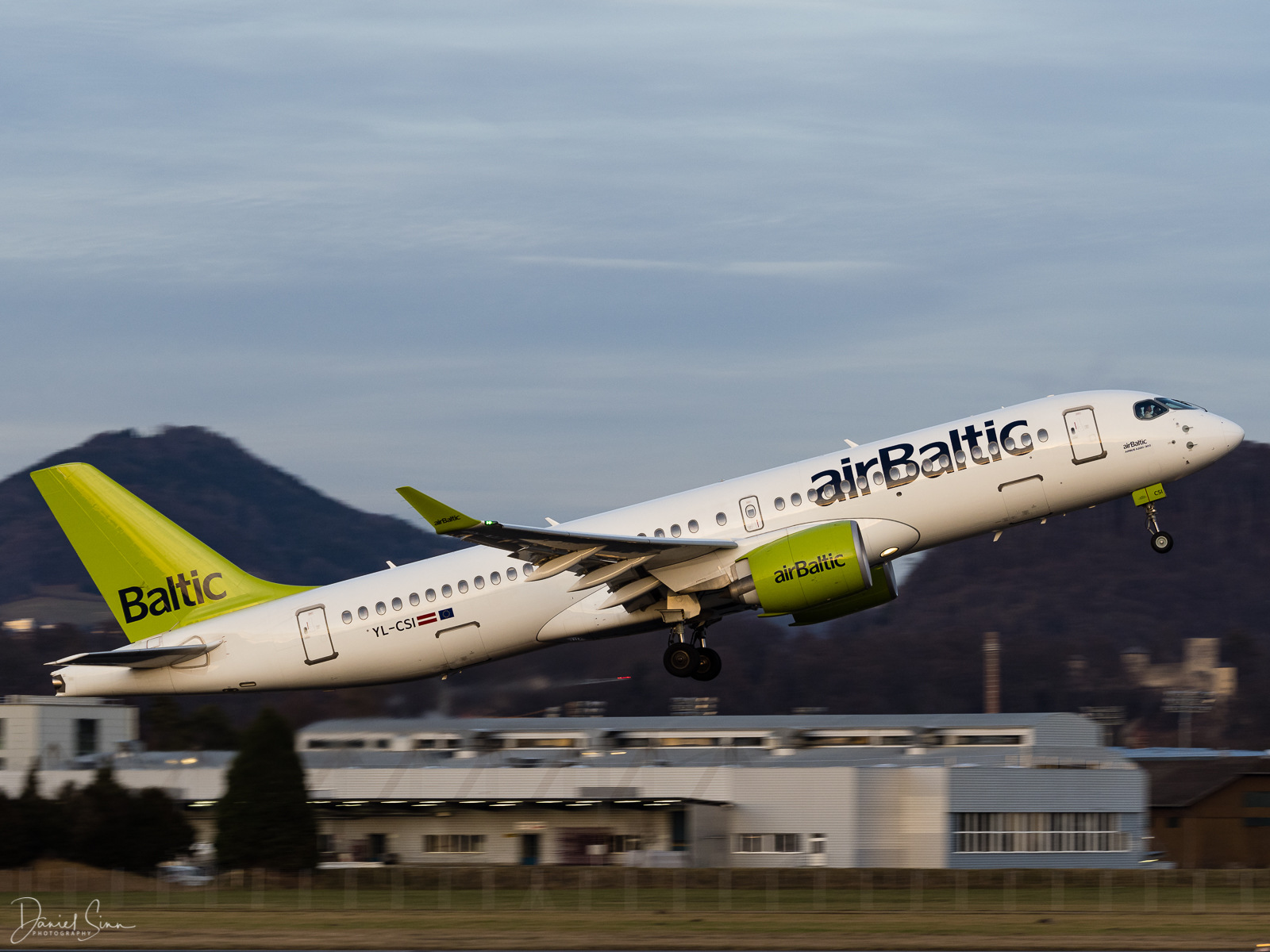 Air Baltic Airbus A220 beim Start Air Baltic Airbus A220 beim Start