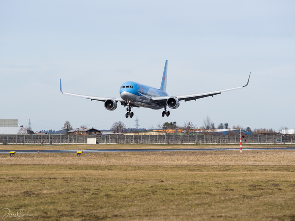 Boeing 767 der TUIfly kurz vor der Landung