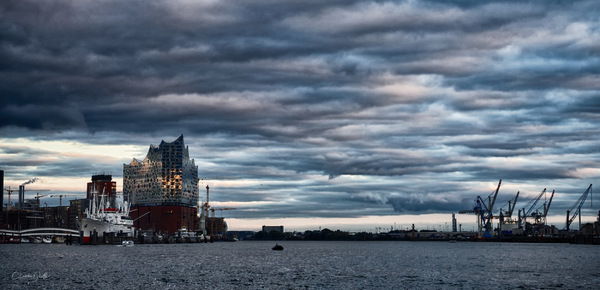 Elbphilharmonie am Abend