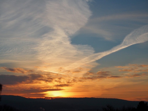 Sonnenaufgang mit Schleierwolken