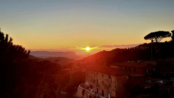 Il tramonto nel bar a Campiglia