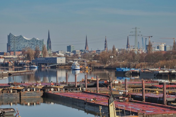 73-Industriehäfen Kirchen-Skyline HH