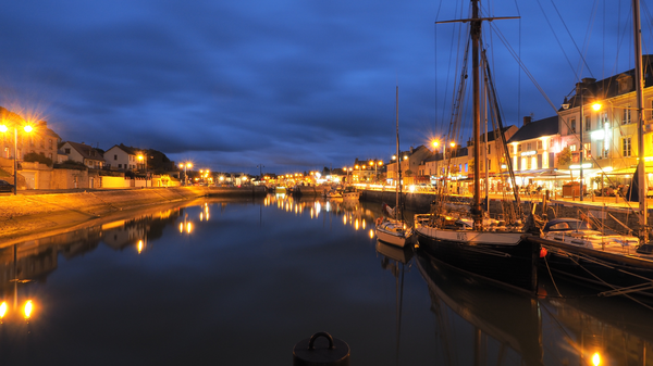 Port-en-bessin bei Nacht.png
