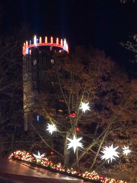 Der Wichernkranz auf dem Lüneburger Wasserturm.