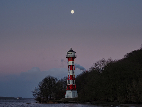 Mond über dem Leuchtturm Wittenbergen