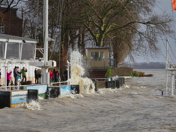 Sturmflut vor dem Schulauer Fährhaus