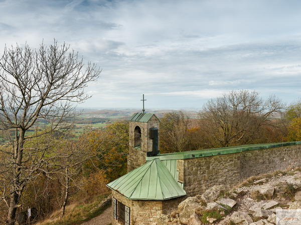 Blick über die Gangolfskapelle Milseburg 851 m ü. NHN Hochrhön_DxO.jpg
