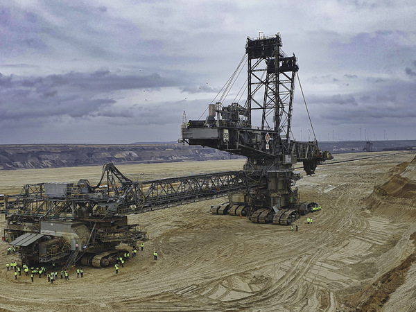 Mensch, Maschine und zerstörte Landschaft