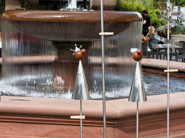 weiches Wasser mit Metallkunstobjekten