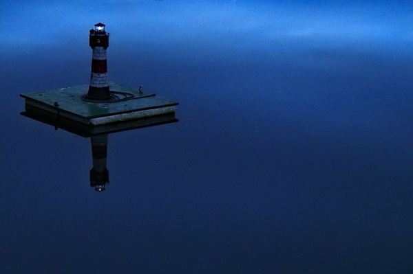 Leuchtturm im stlllem Wasser