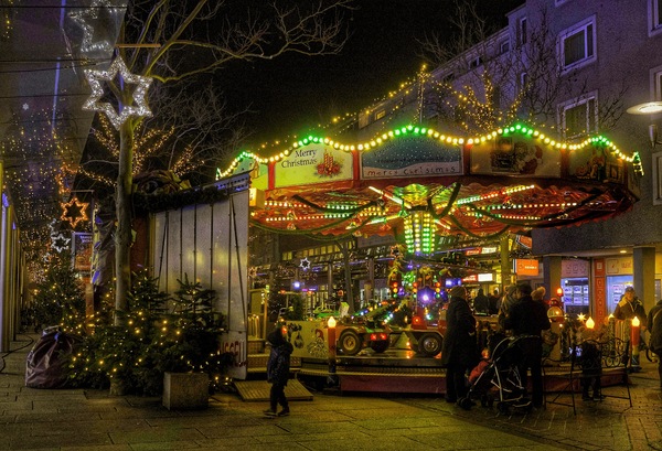 Weihnachtsmarkt am Abend