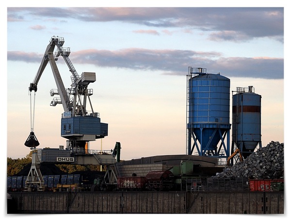 Entladekran mit Silo.JPG