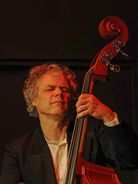 Der Bassist...