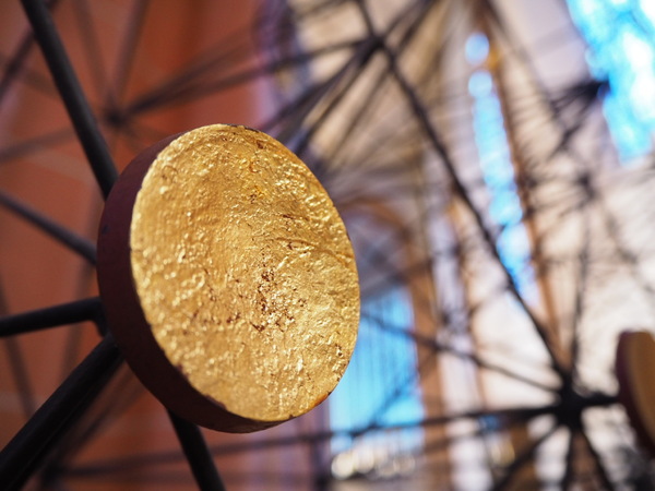 St. Stephan - Rosengitter hinter der Madonna