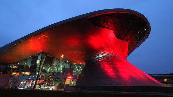 BMW Welt im "Rot" des FC Bayern