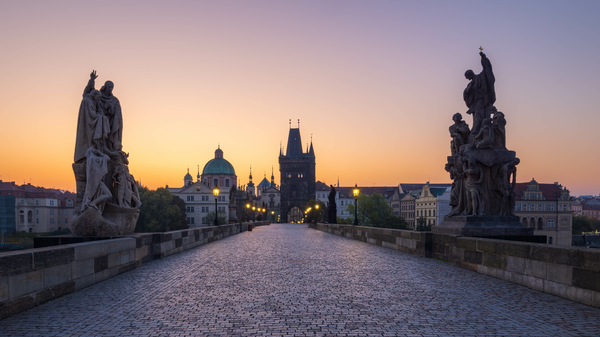 Karlsbrücke vor Sonnenaufgang