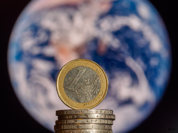 WT40/41    Money makes the world go round
