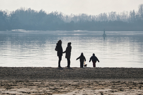 Familienspaziergang am Elbufer