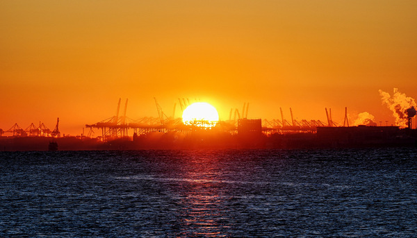 Sonnenaufgang über Hamburger Hafen
