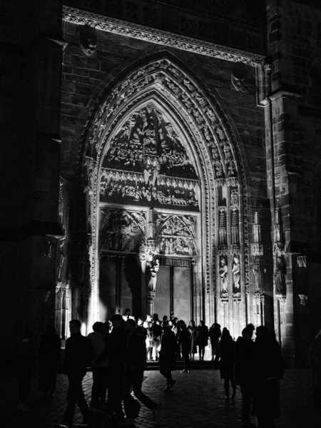 Vor dem Portal der Lorenzkirche