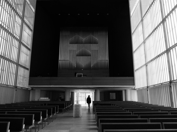 Kircheninneres mit Orgel