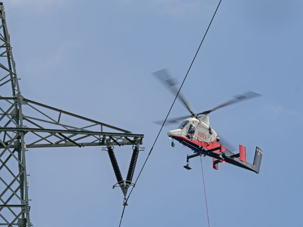 ein neuer Strommast...
