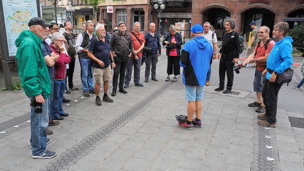 unser Stadtführer steht vermutlich auf dem HIER ;-)