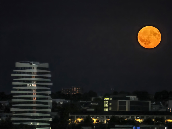 Vollmond erwacht über der Stadt