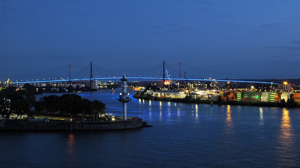 Blue port - Köhlbrandbrücke