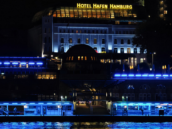Blue port am Hafen