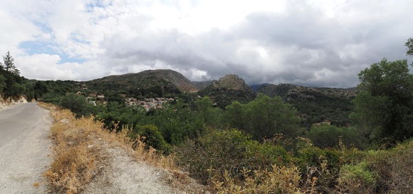Bergdorf und Schlucht auf Kreta - Nähe Chania