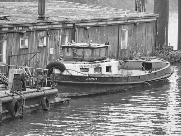 Alte Barkasse im Hafen