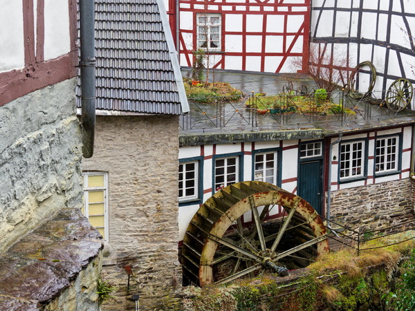 Wasserrad mit Dachgarten in Monschau