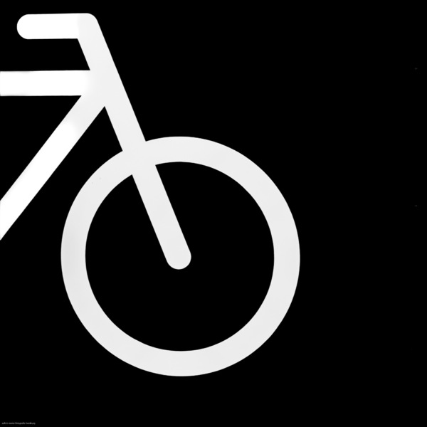 WT04/05-26: Vorm Fahrradladen...